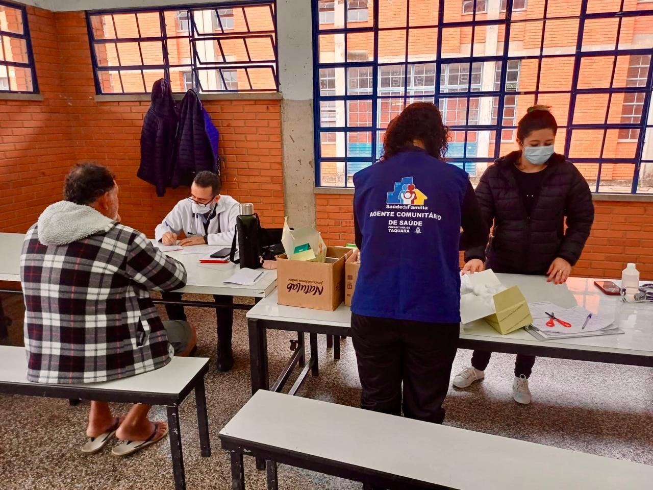 Atendimento médico é realizado no CIEP para moradores afetados pela enchente em Taquara