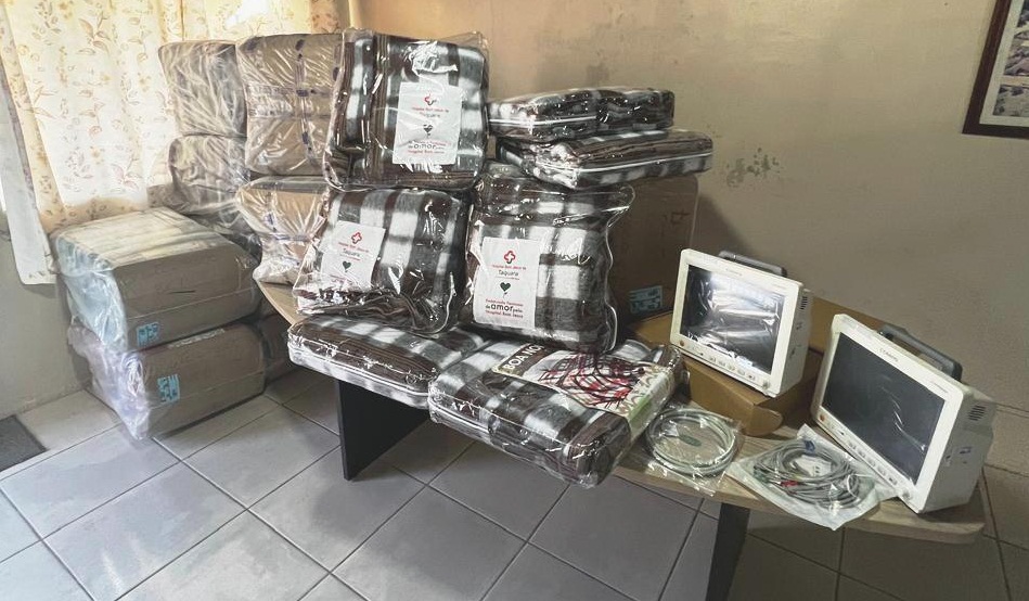 Embaixada Feminina entrega cobertores e monitores de vídeo para o Hospital Bom Jesus
