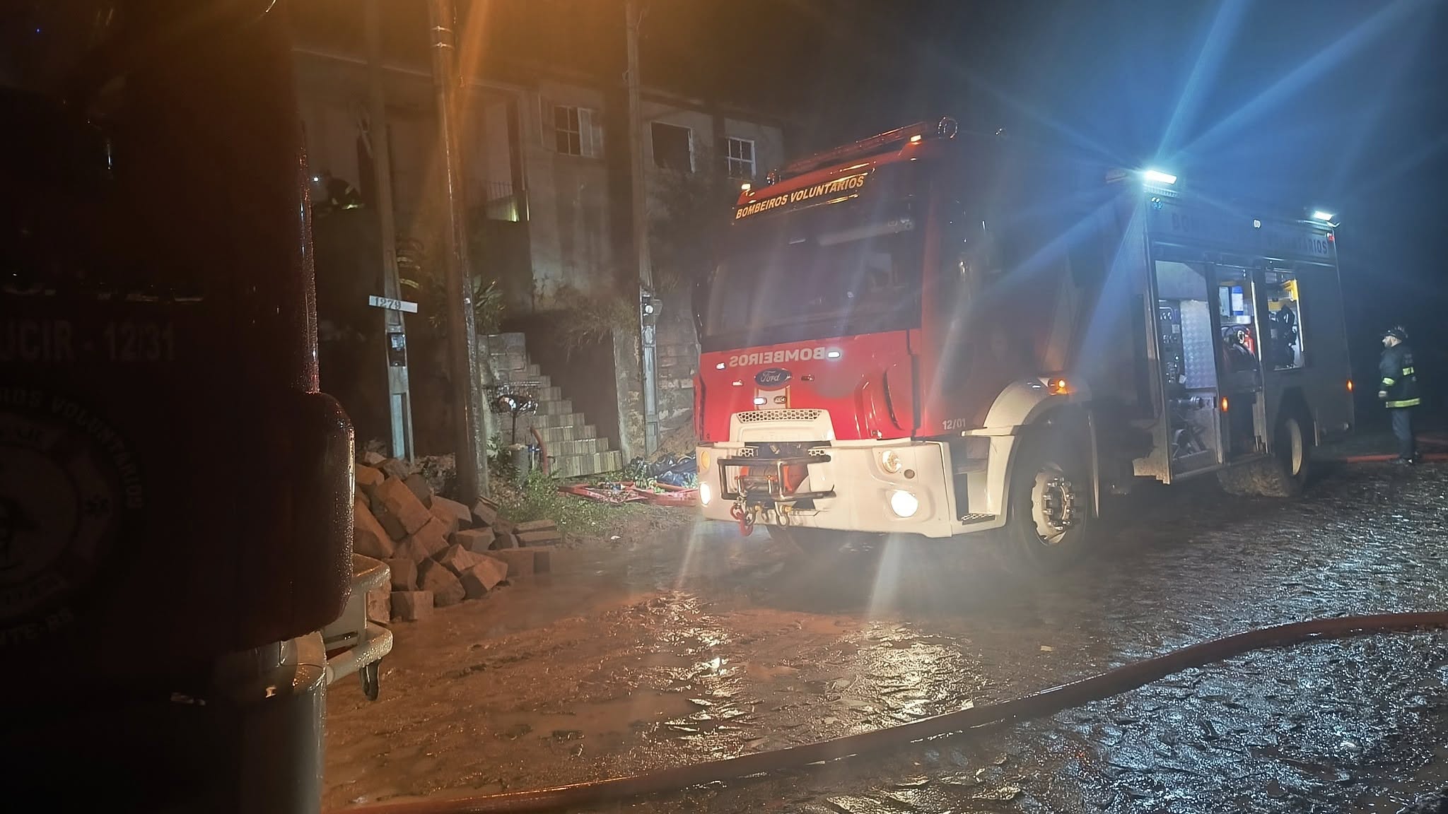 Dois incêndios mobilizam bombeiros em Rolante na noite deste domingo (27)