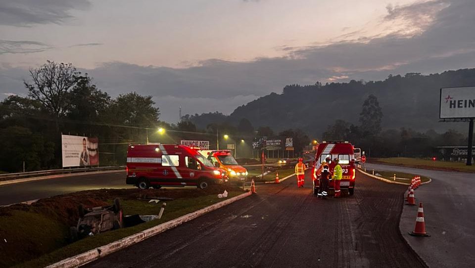 Condutor sai da pista após ser ofuscado por farol alto na ERS-115 em Igrejinha