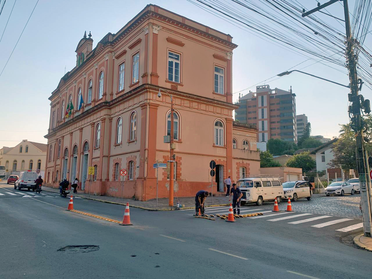 Tachões são instalados na Nelson Renck para impedir conversões irregulares