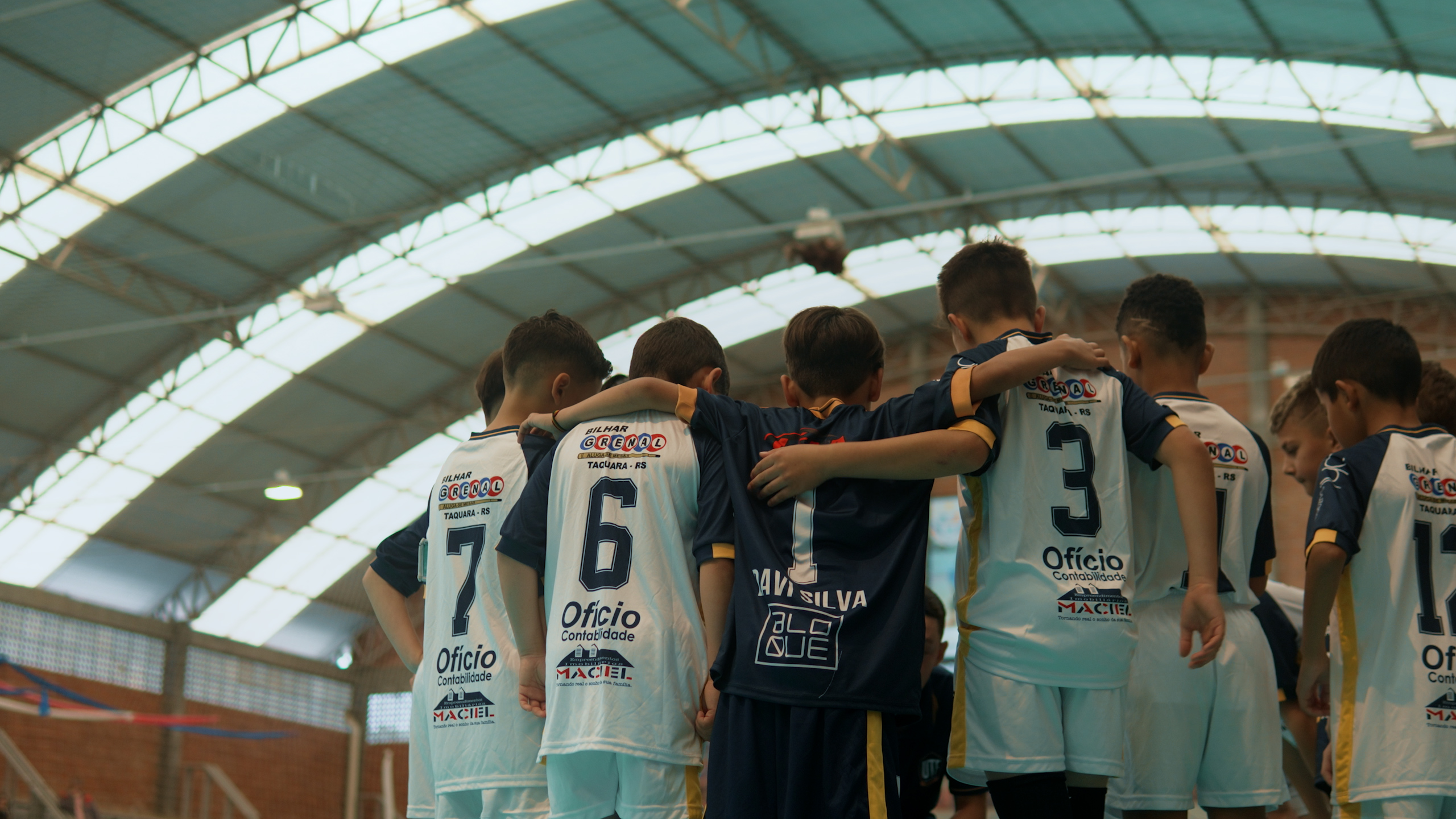 Projeto social de Taquara une jovens e crianças por meio do amor ao futebol