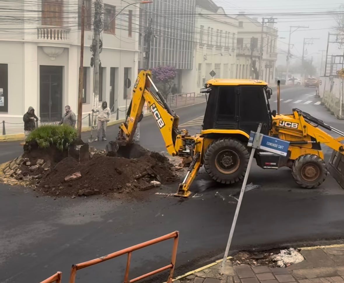 Canteiro de rótula danificado em acidente começa a ser removido em Taquara