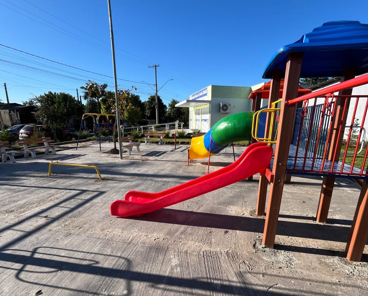 Revitalização da pracinha da Cohab de Parobé entra em nova etapa com instalação de brinquedos