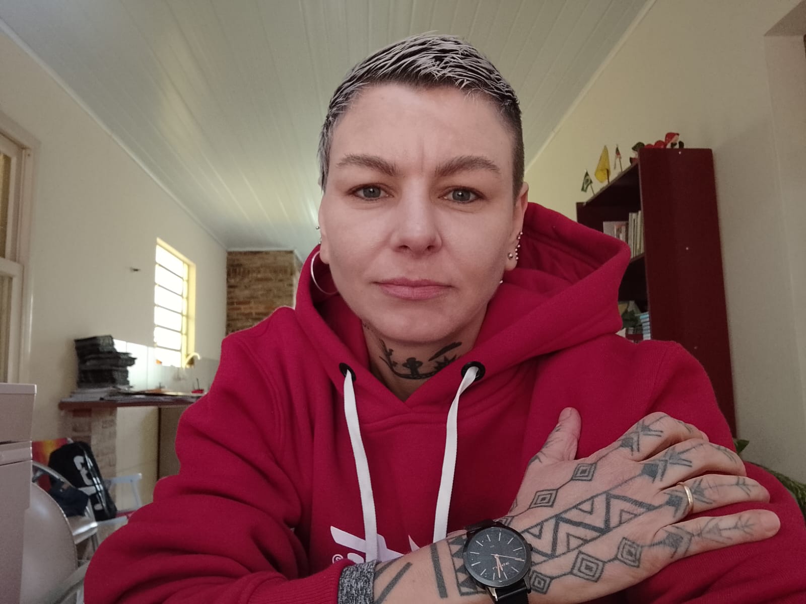 Ana Baldo lança quinto livro e disputa o Prêmio Kindle 2025 com romance de crítica social