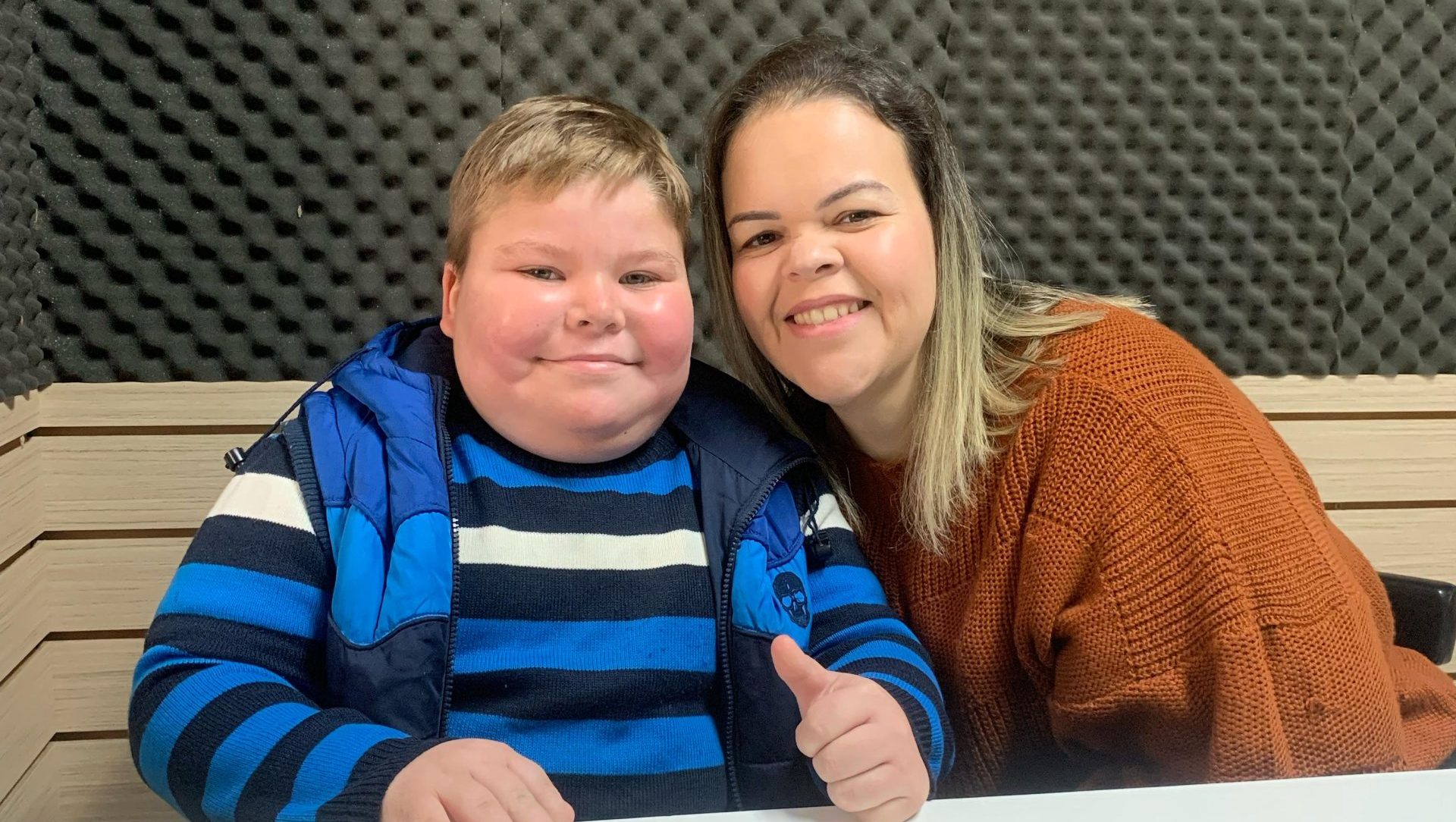 Família organiza vispada para custear tratamento de menino com doença óssea rara