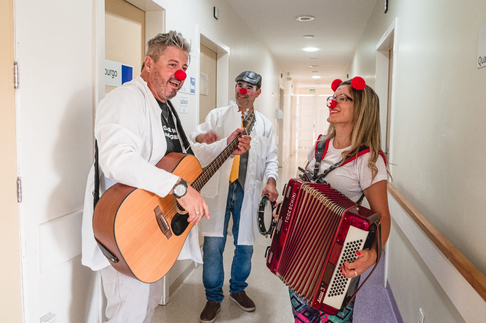 Projeto Palhaçoterapia leva intervenções musicais e lúdicas ao Hospital Bom Jesus de Taquara