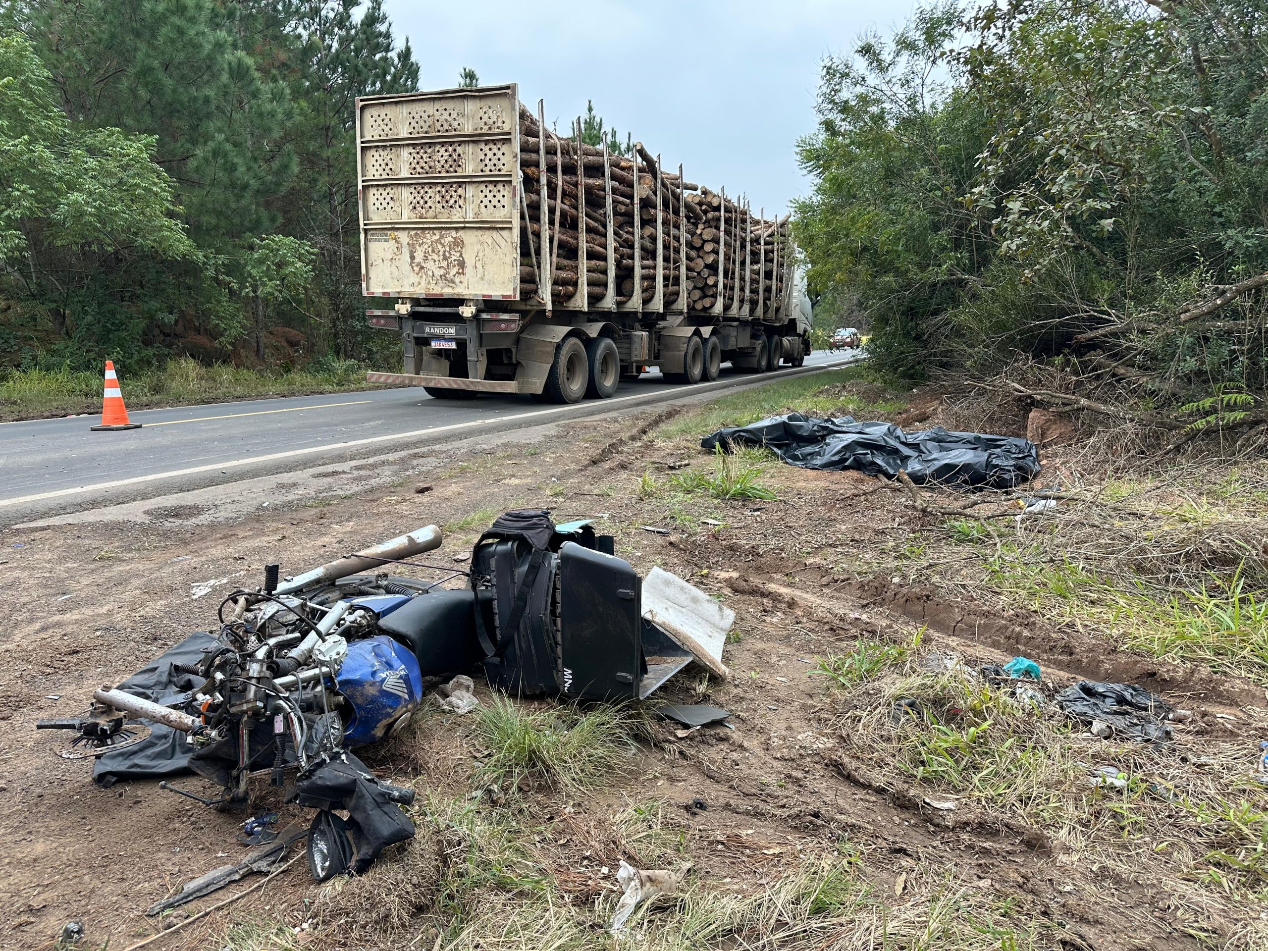 Motociclista morre ao colidir em caminhão na ERS 239