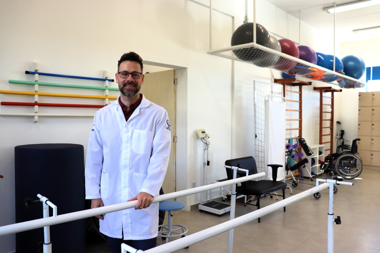 Professor da Faccat recebe prêmio internacional por artigo sobre tratamento de dor no ombro