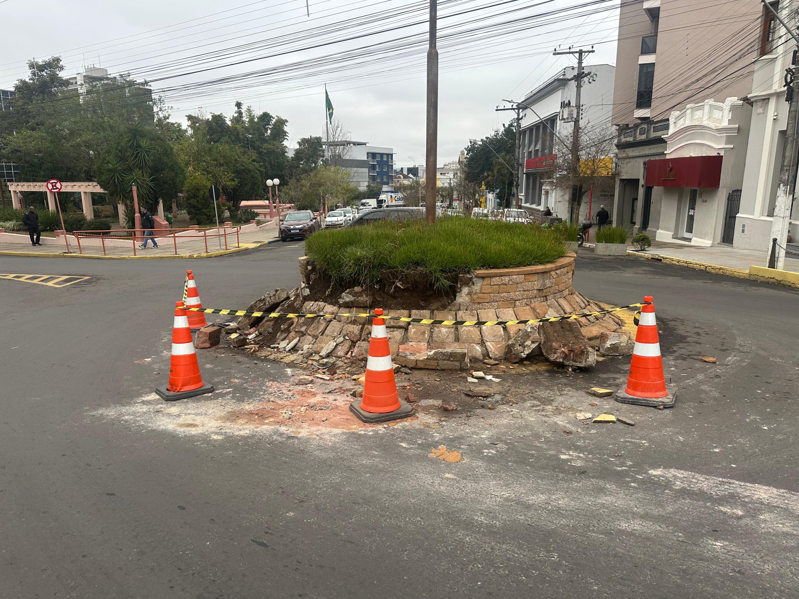 Motorista perde o controle e bate contra rótula em frente à Prefeitura de Taquara