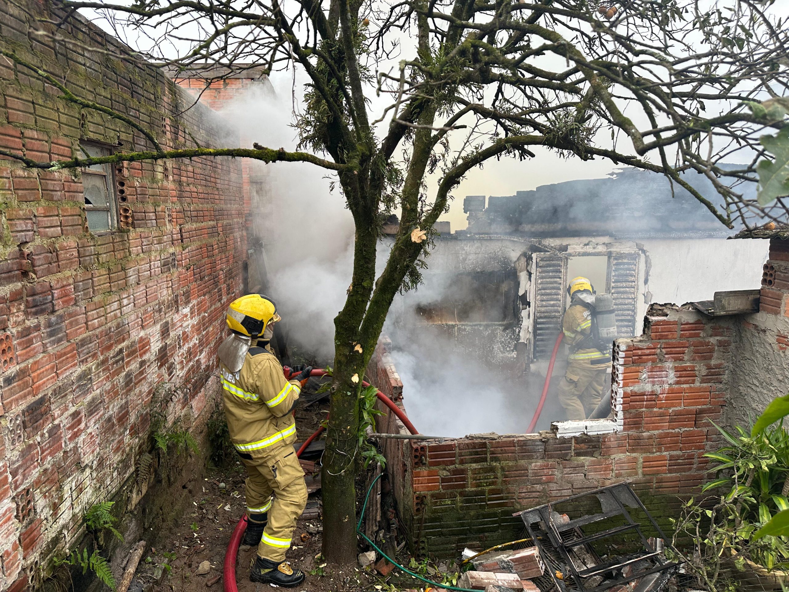 Incêndio consome residência no bairro Medianeira, em Taquara