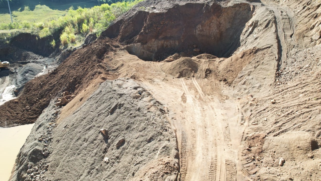Fiscalização ambiental identifica irregularidades em área de extração de saibro em Taquara