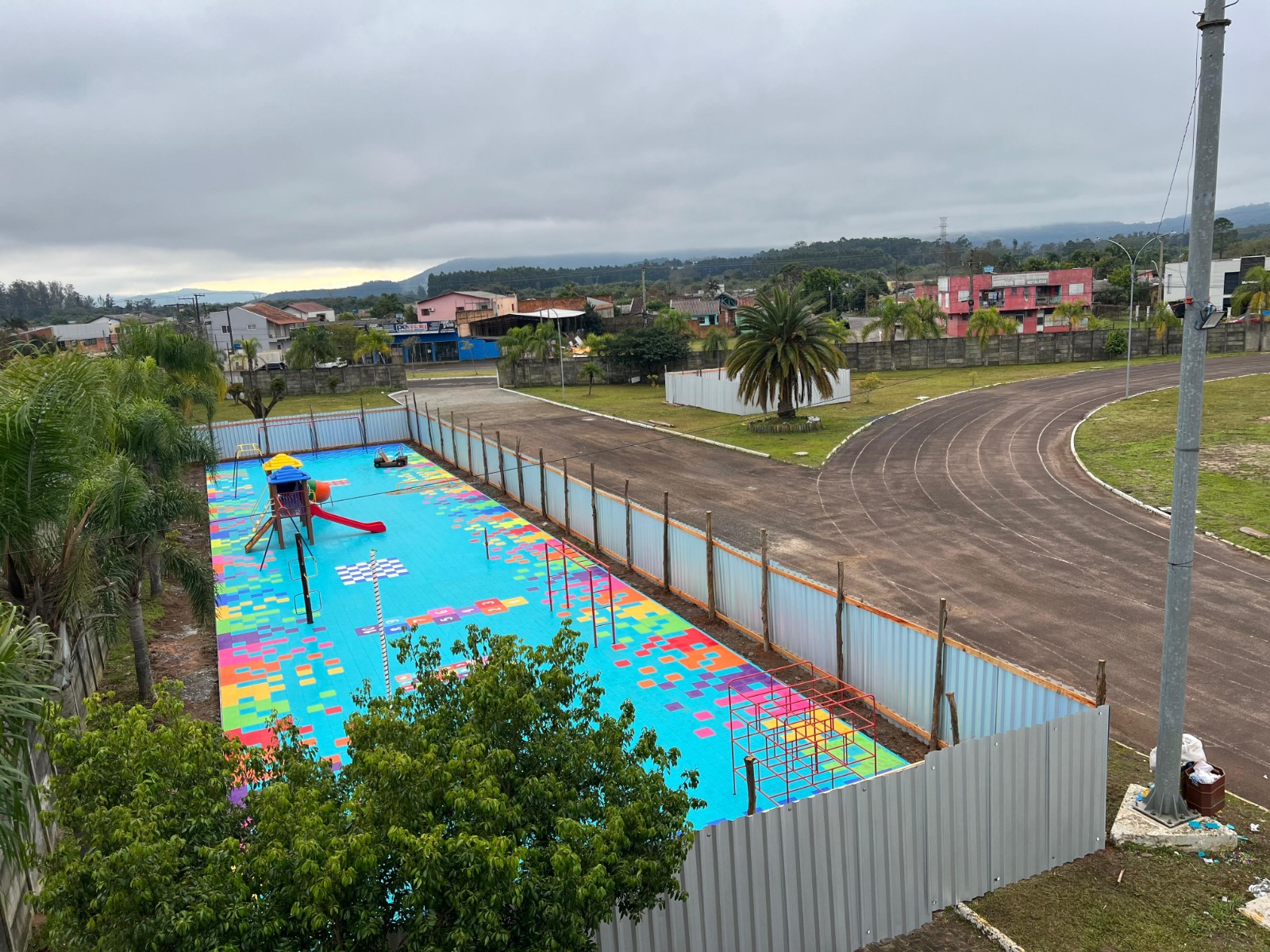 Pracinha do Parque do Festejando recebe novo piso e segue em processo de revitalização