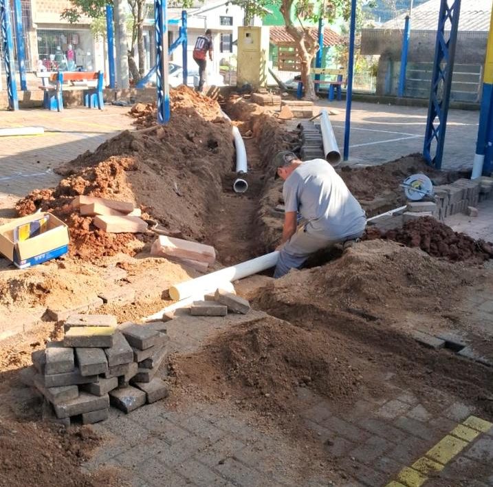 Prefeitura promove troca dos canos de drenagem na Emef Moisés