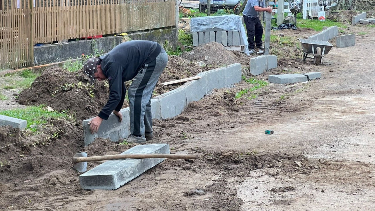 Colocação de meio-fio na Rua Corticeira avança no bairro Colina do Leão