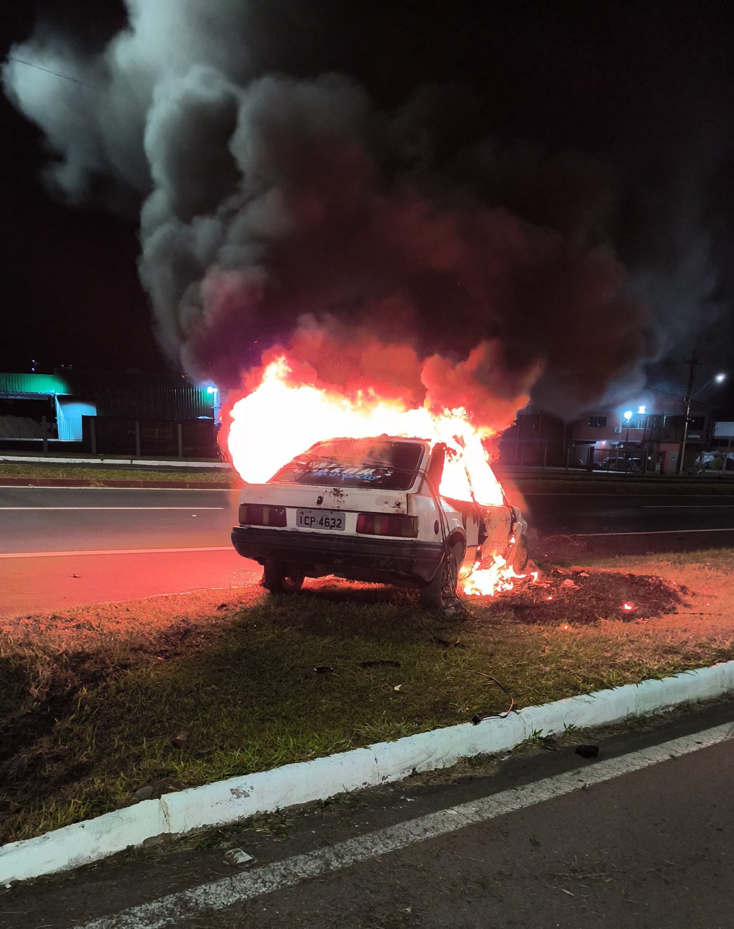 Bombeiros combatem incêndio em automóvel na ERS-239, em Parobé