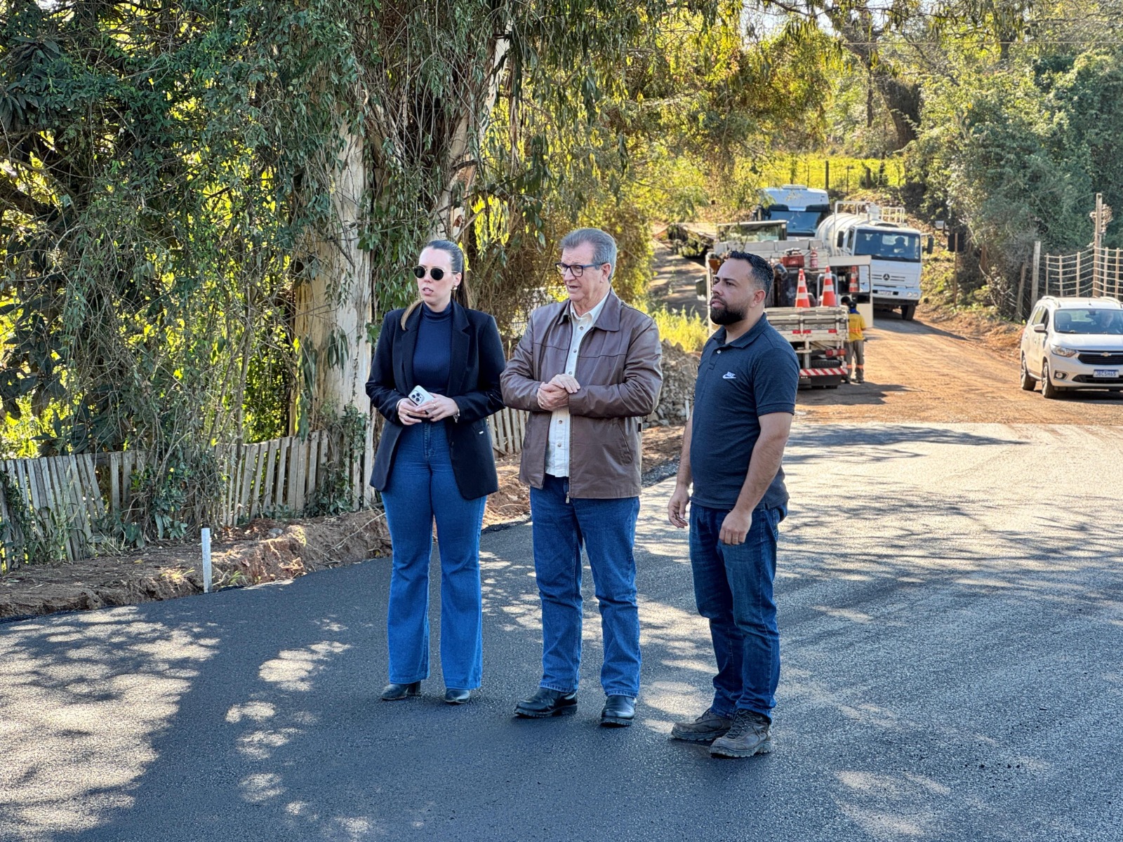 Manta asfáltica é aplicada em trecho da Estrada de Fazenda Fialho em Taquara