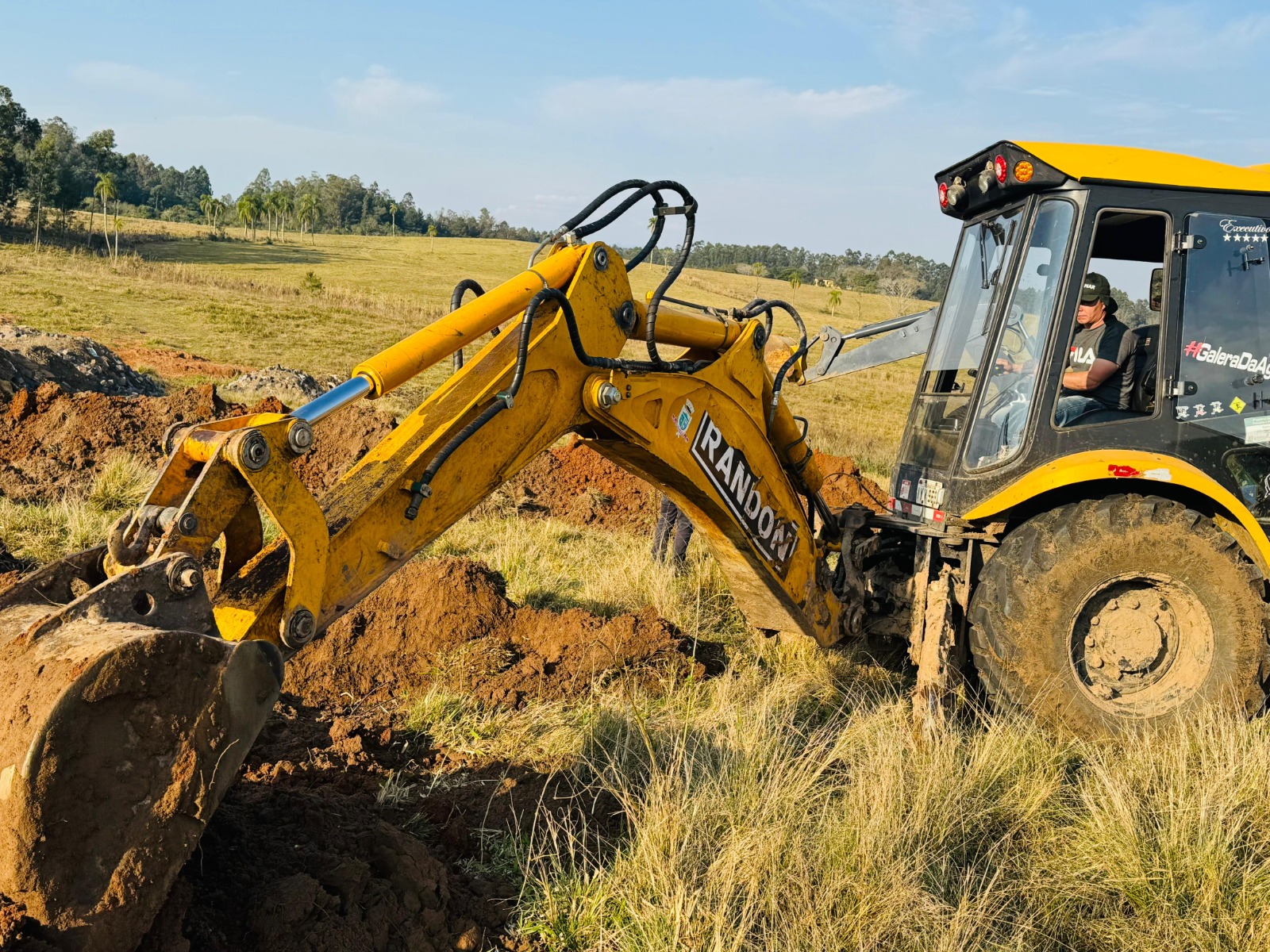 Funcionários da Prefeitura participam de curso de operação e manutenção de retroescavadeira