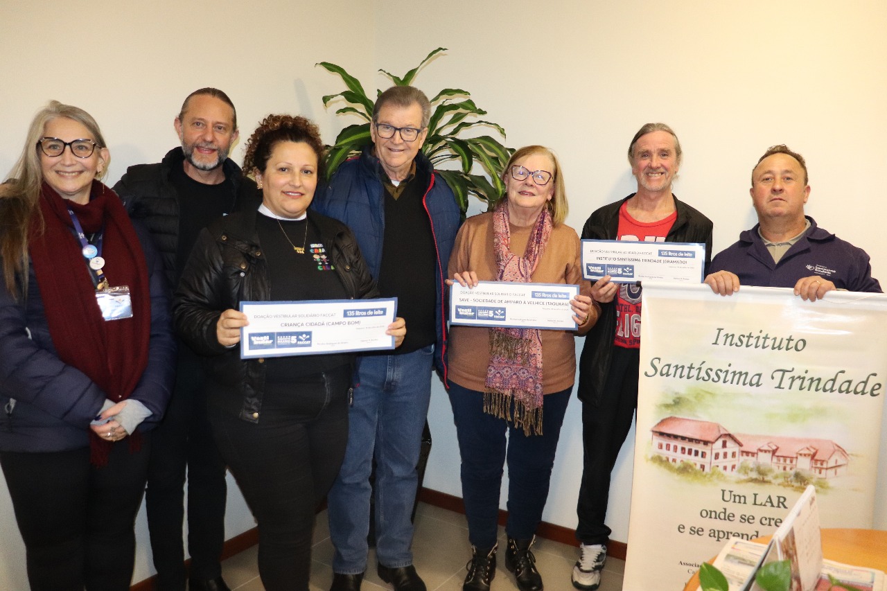 Faccat realiza entrega de leite a entidades beneficiadas pelo Vestibular Solidário