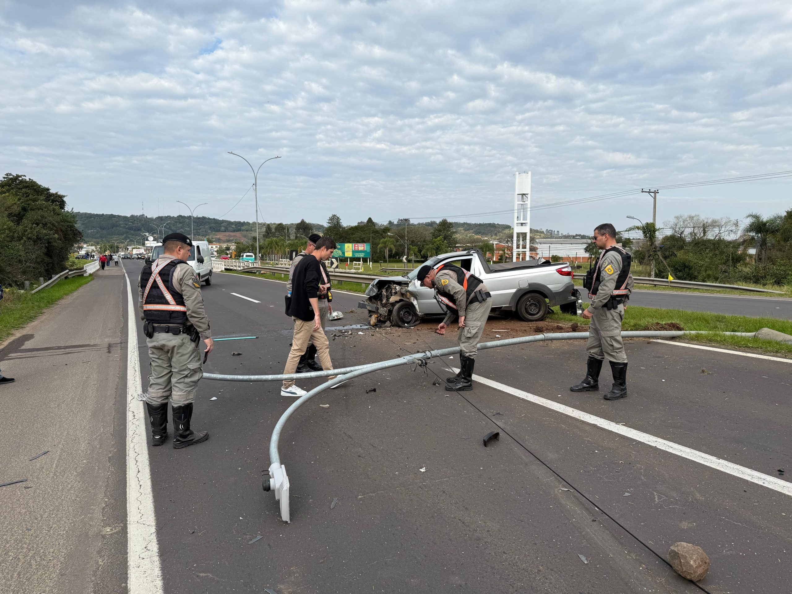 Acidente envolvendo três veículos causa transtornos na ERS-239, em Parobé