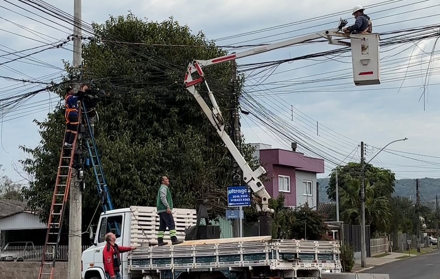 Igrejinha inicia Operação Poste Limpo para remover fiações em desuso
