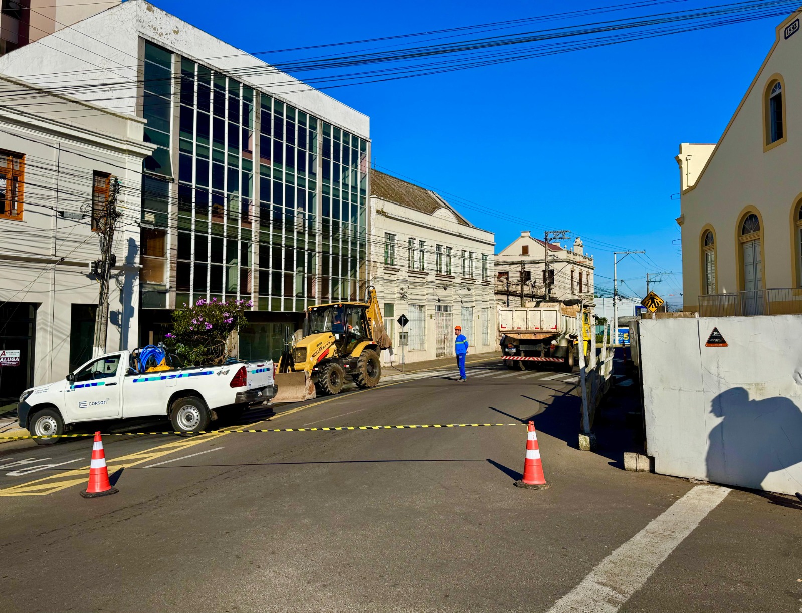 Trânsito em trecho da Tristão Monteiro é bloqueado para reparos realizados pela Corsan