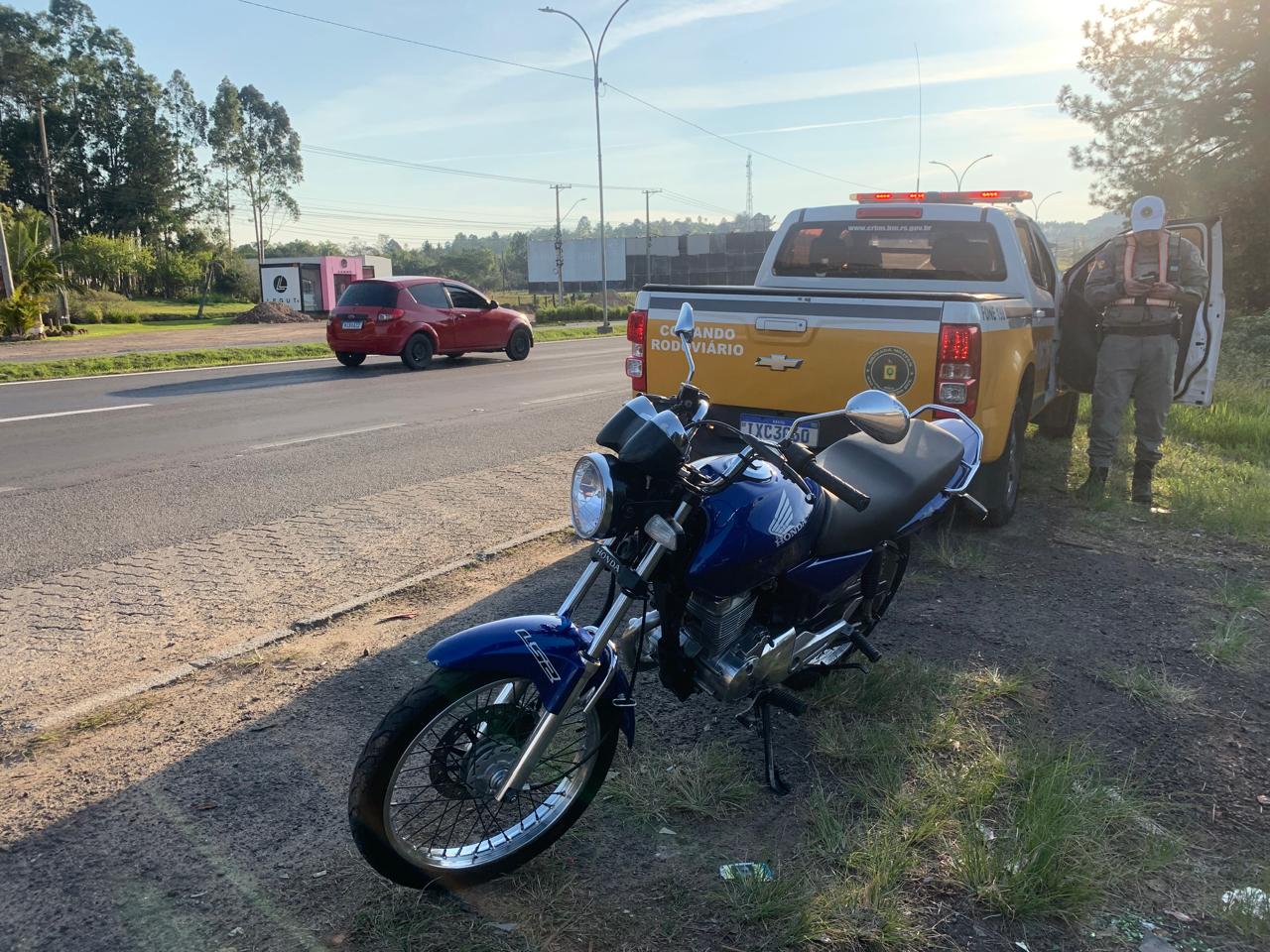 Colisão entre moto e caminhonete deixa uma pessoa ferida em Parobé