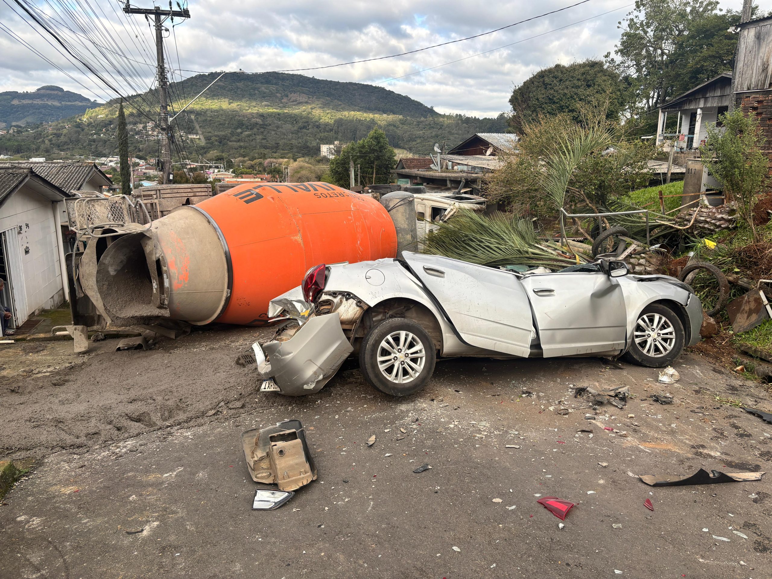 Caminhão tomba e atinge veículos em Igrejinha