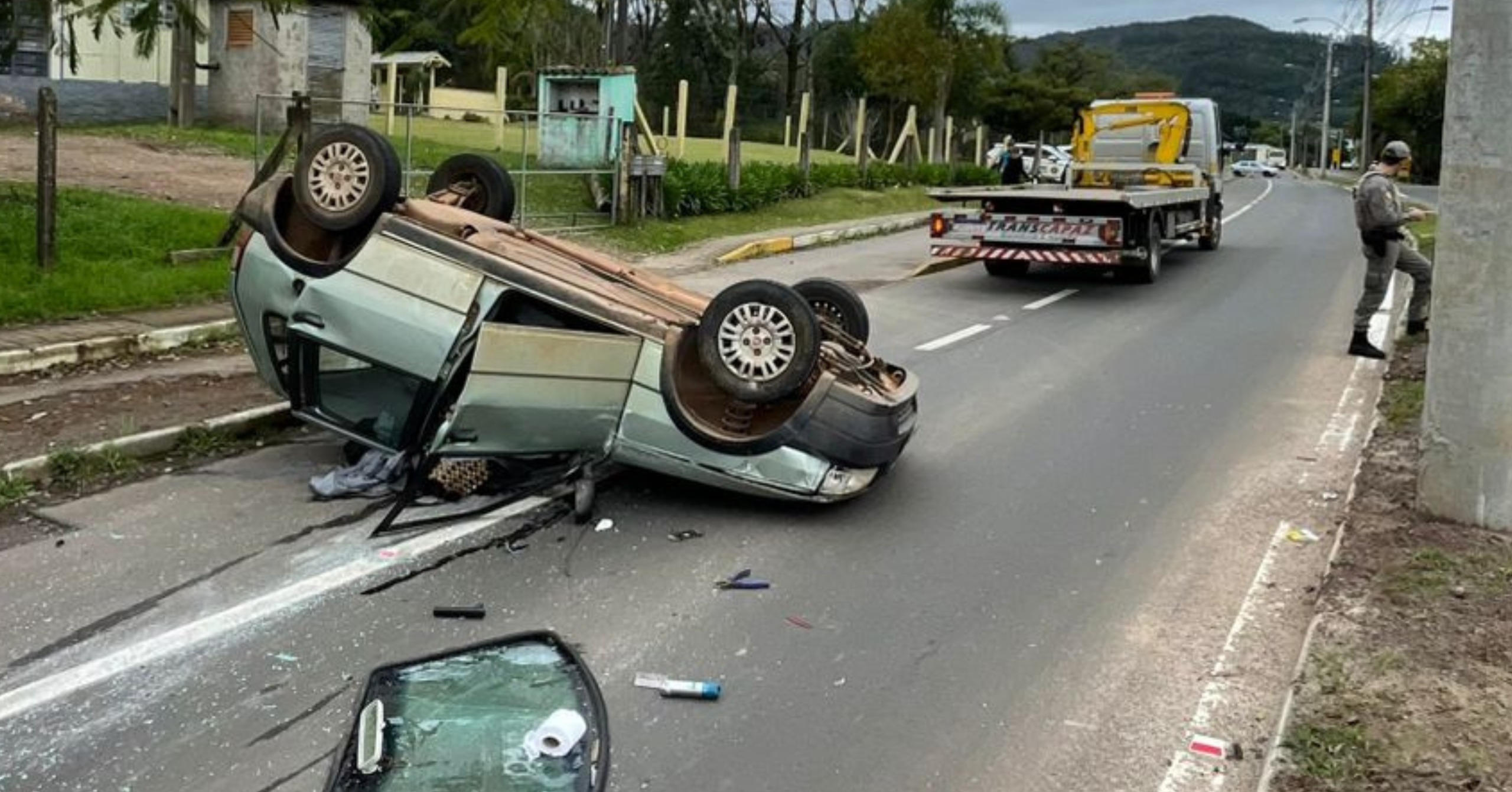 Motorista sofre ferimentos ao capotar carro em avenida de Rolante