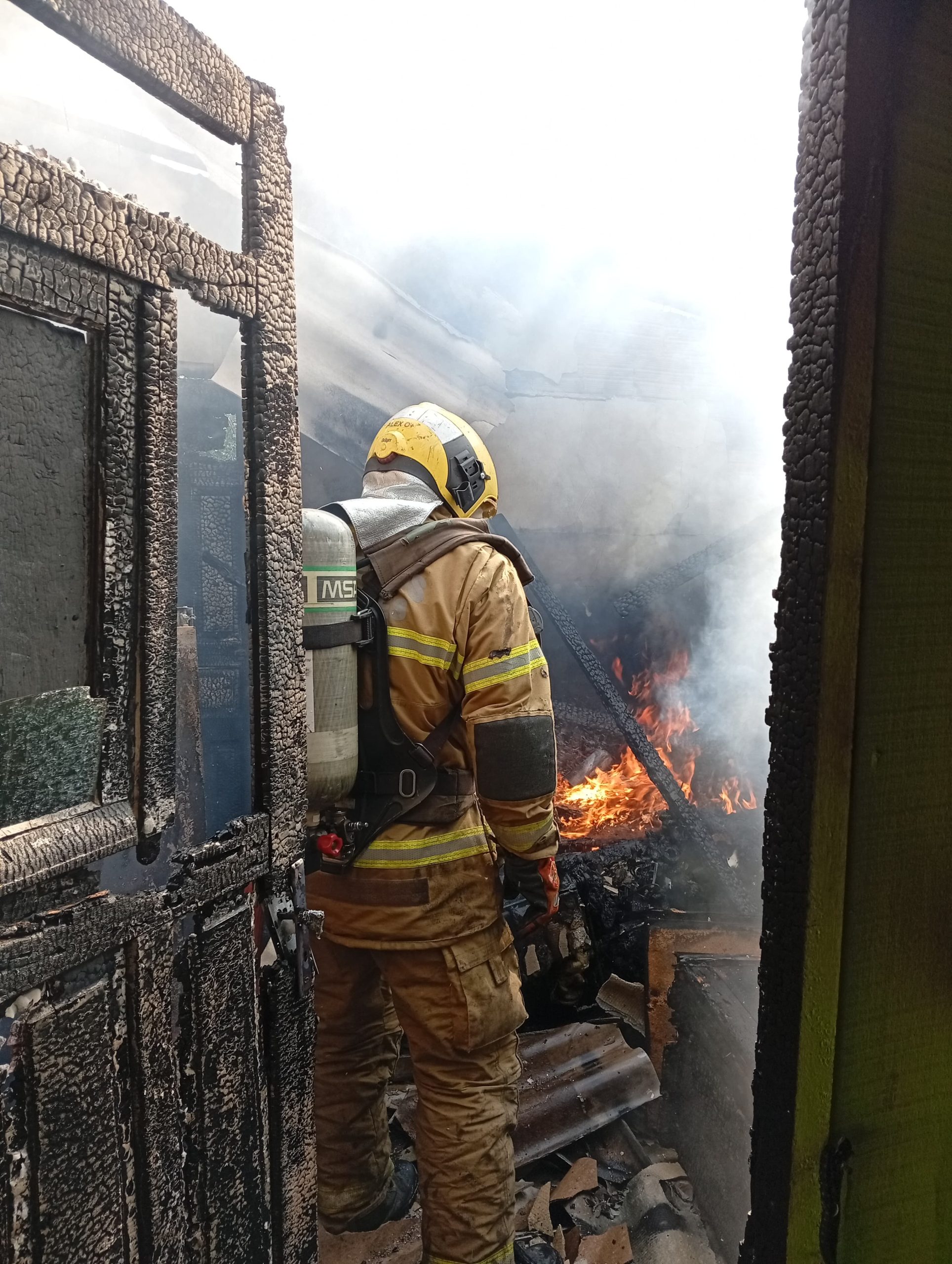 Ação rápida dos Bombeiros controla incêndio em residência em Taquara