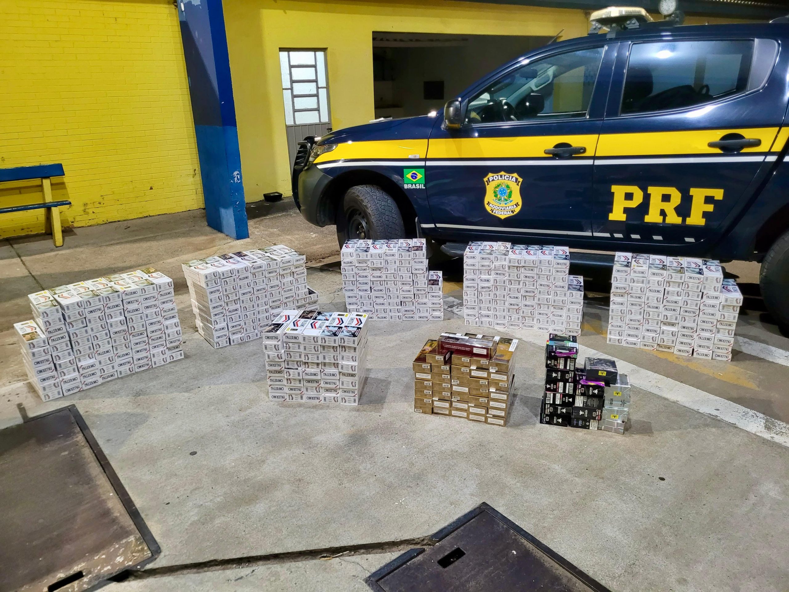 Passageiro de ônibus que vinha para Igrejinha é preso por contrabando de cigarros