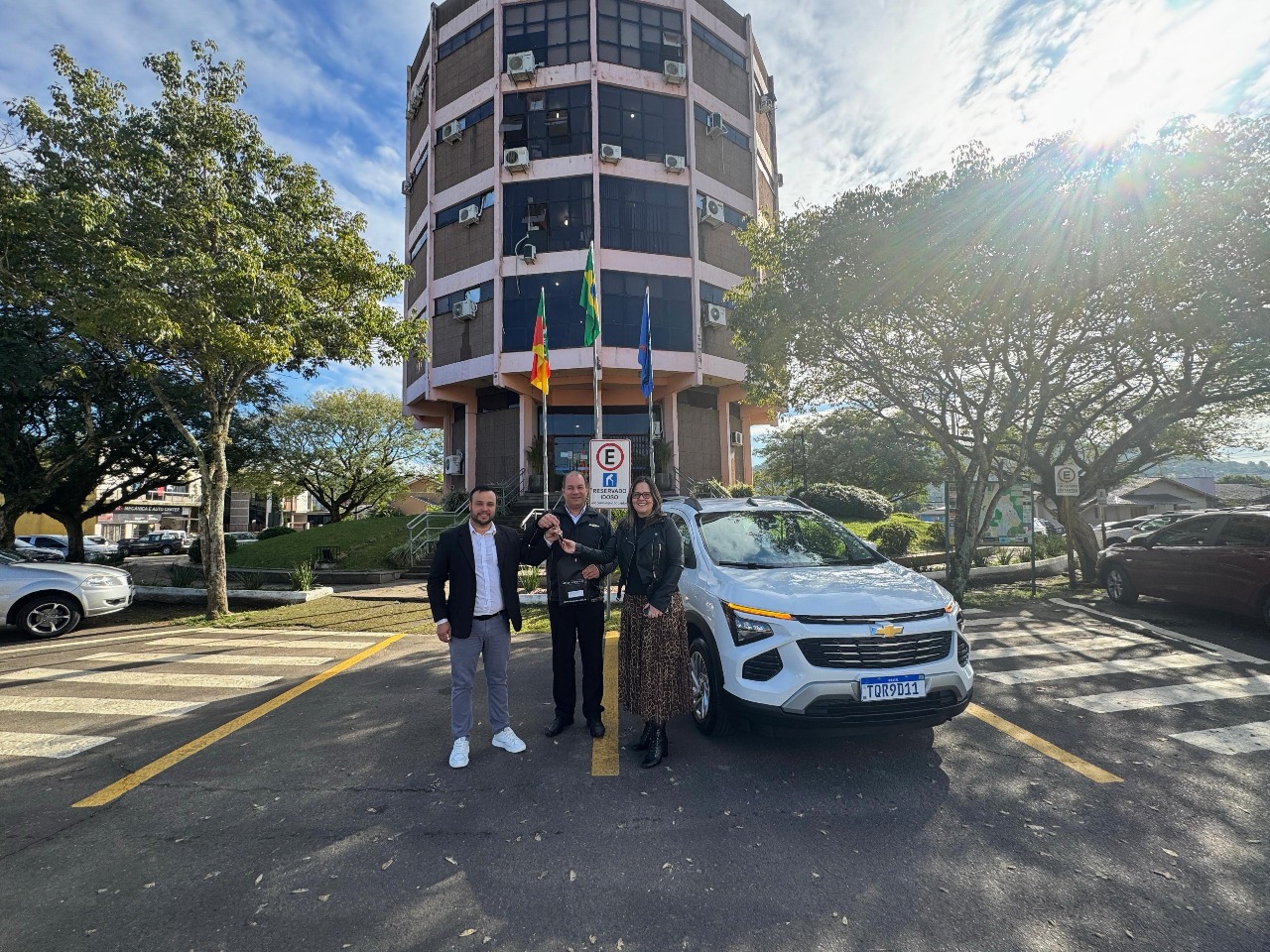 Educação de Parobé recebe veículo novo para fortalecer os trabalhos da rede municipal