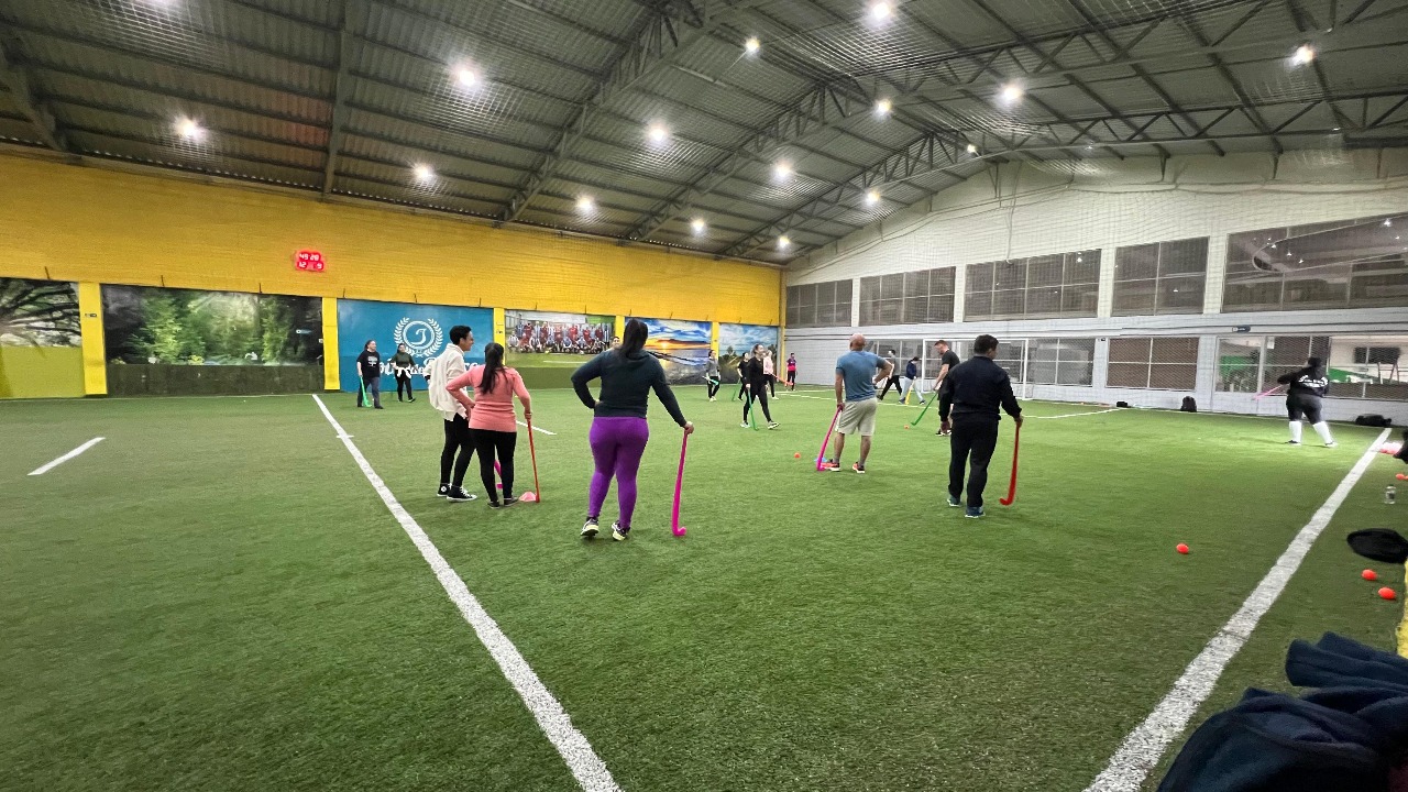 Professores de Parobé participam de formação e recebem kits para projeto de hóquei nas escolas municipais