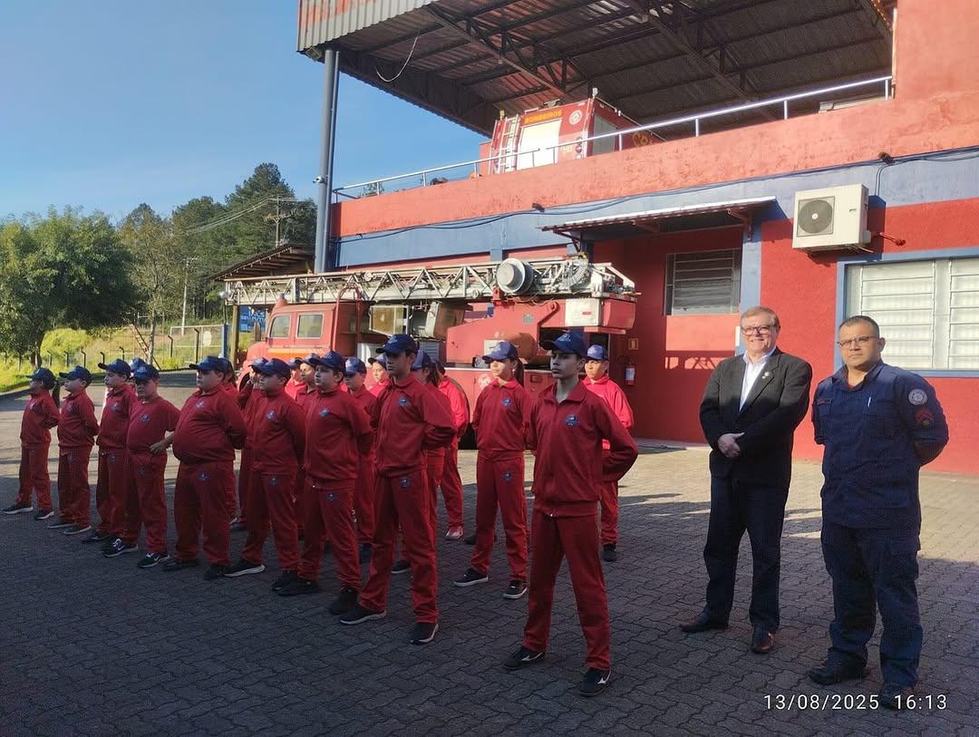 Rotary Club de Taquara doa coturnos e anuncia premiação para Bombeiros Mirins