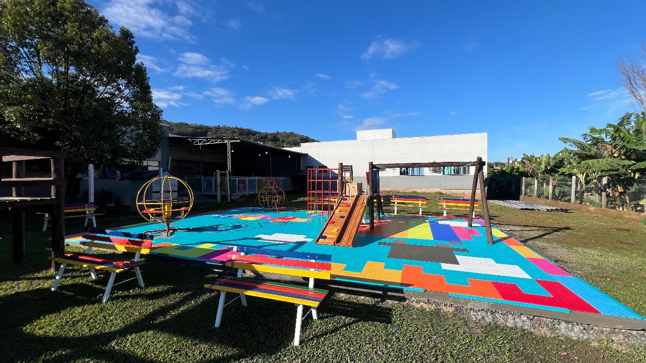 EMEI Algodão Doce já conta com nova pracinha para as crianças