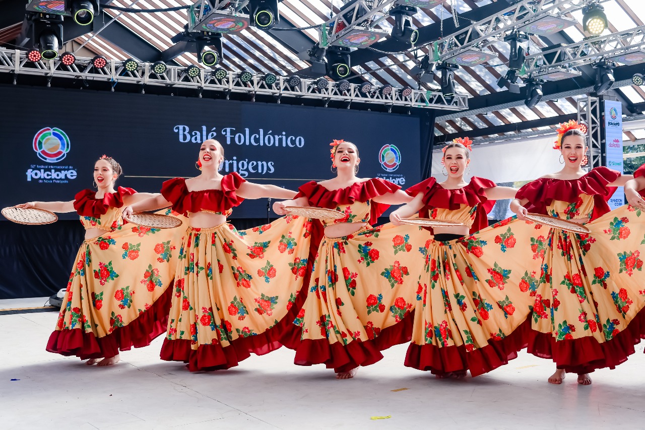 Balé Folclórico Origens se apresenta na comemoração dos 10 anos do curso de Direito da Faccat