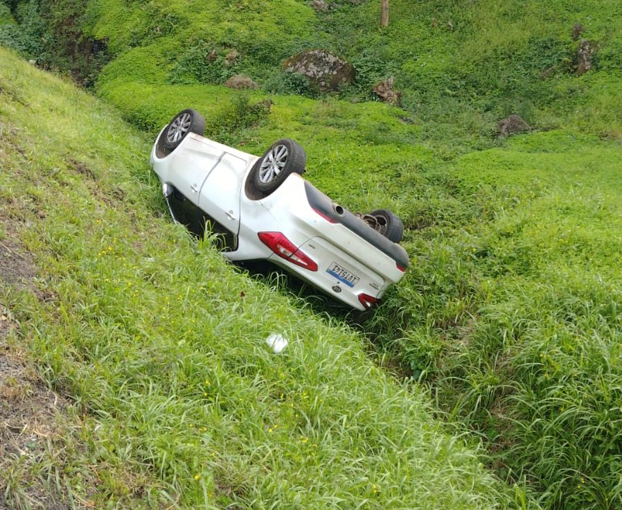 Bombeiros socorrem tripulantes de carro que capotou na ERS 115, em Três Coroas