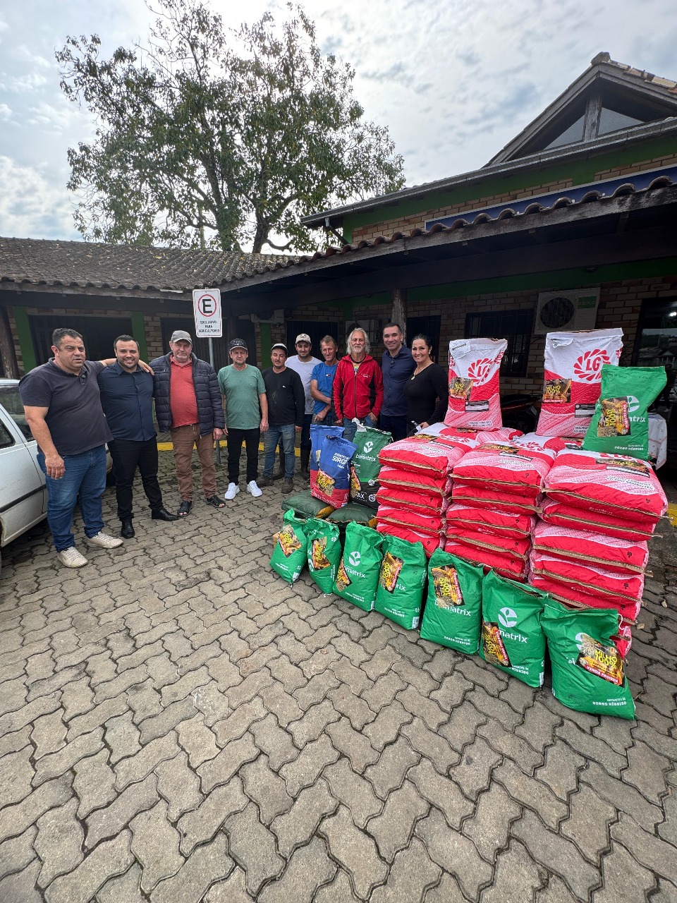 Parobé entrega sementes de milho e sorgo para agricultores do município