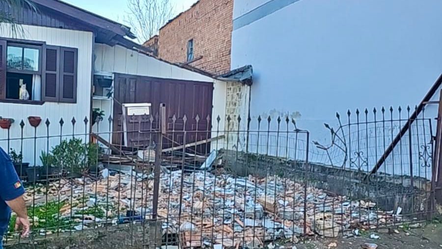 Vendaval provoca destelhamentos e quedas de árvores no Vale do Paranhana