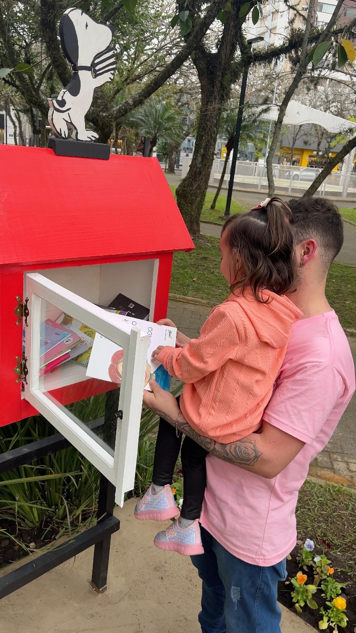 Mini biblioteca é instalada na Praça Primeiro de Maio em Parobé