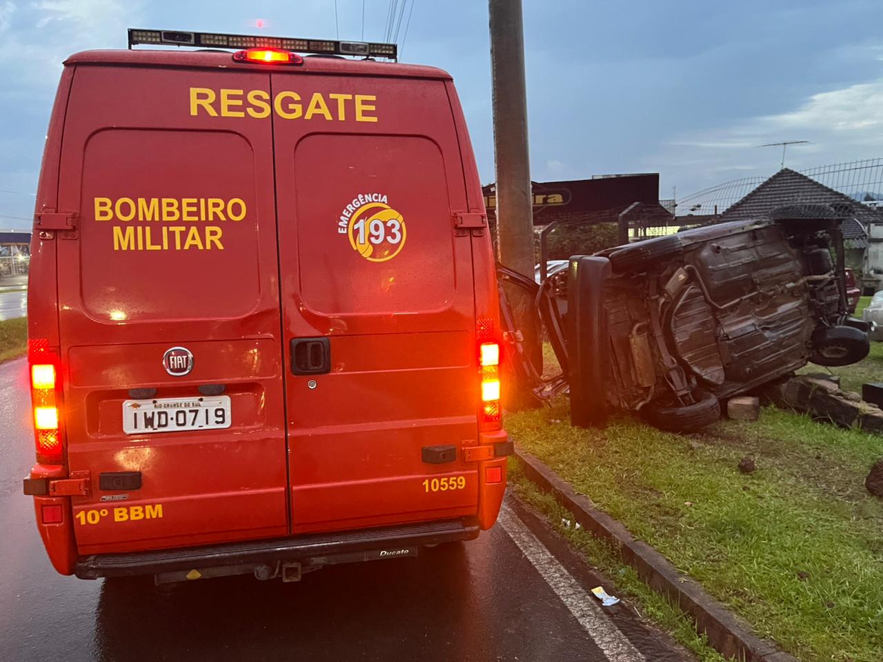 Colisão em cerca deixa motorista ferido