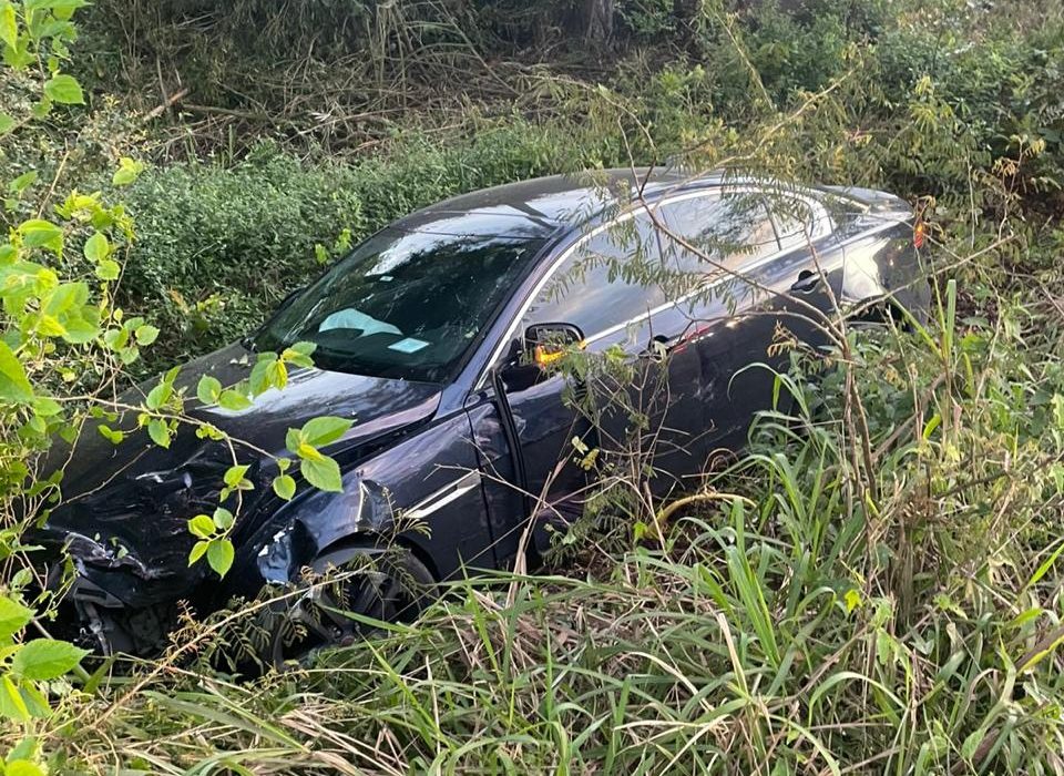 Colisão entre Fiat e Jaguar na ERS-115 deixa motorista ferida