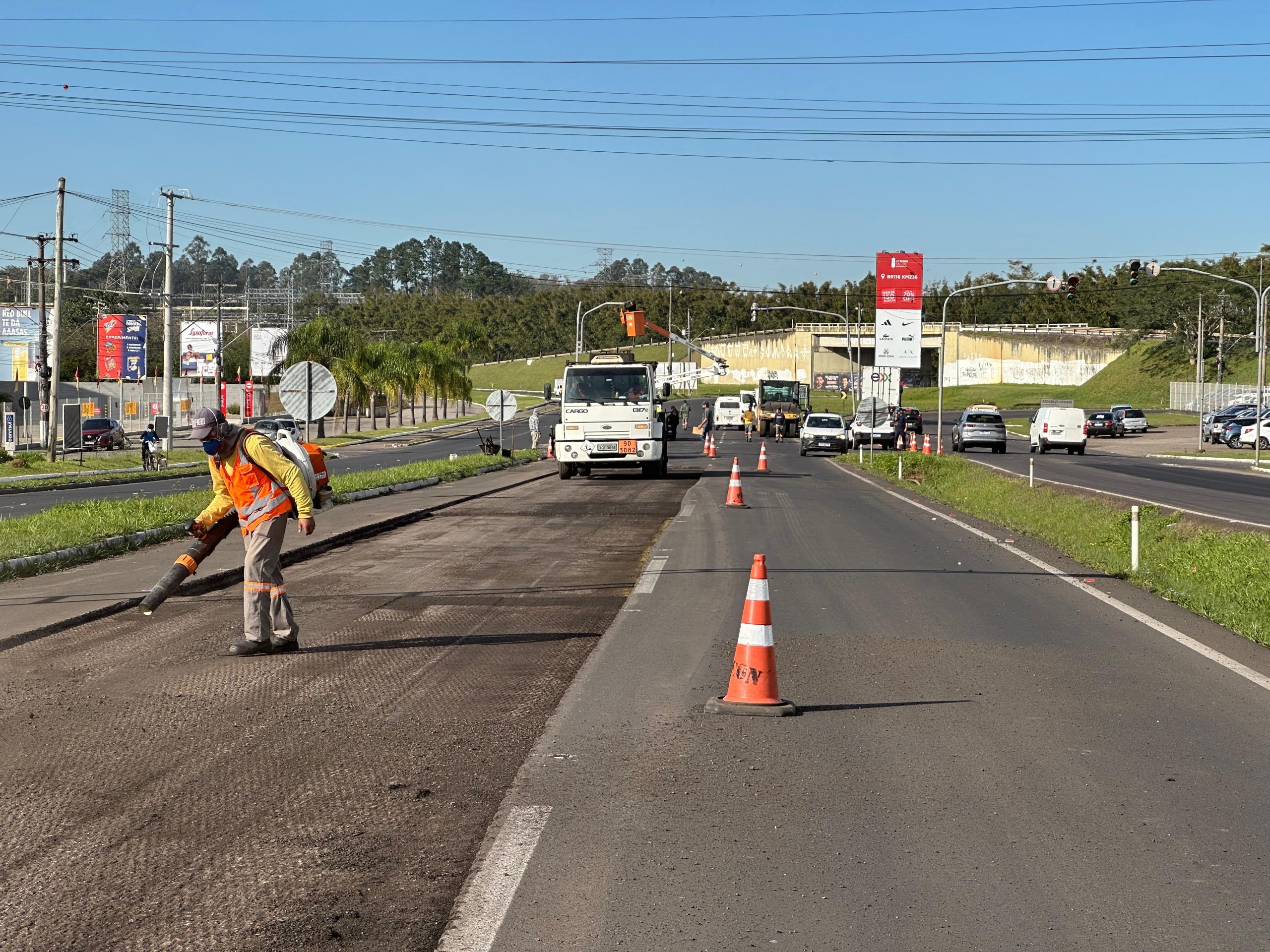 Reparos exigem atenção dos motoristas na ERS-115, em Taquara