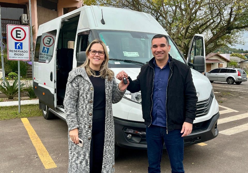 Educação de Parobé recebe nova van com acessibilidade para alunos da rede municipal