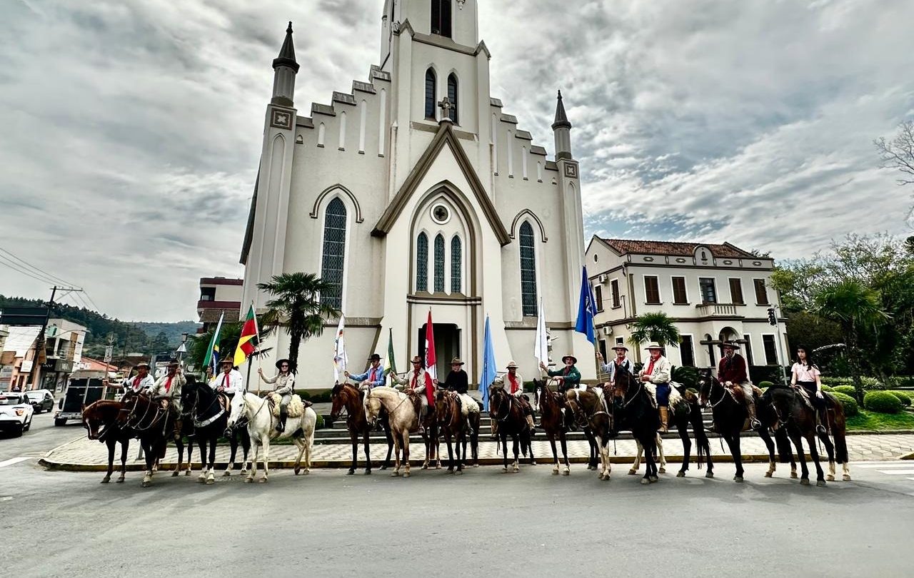 Histórias de caminho e tradição ganham voz em roda de conversa com cavaleiros da 22ª RT