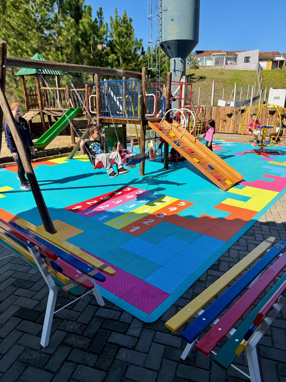 Prefeitura de Parobé conclui instalação de nova pracinha na Escola Nestor Herculano de Paula