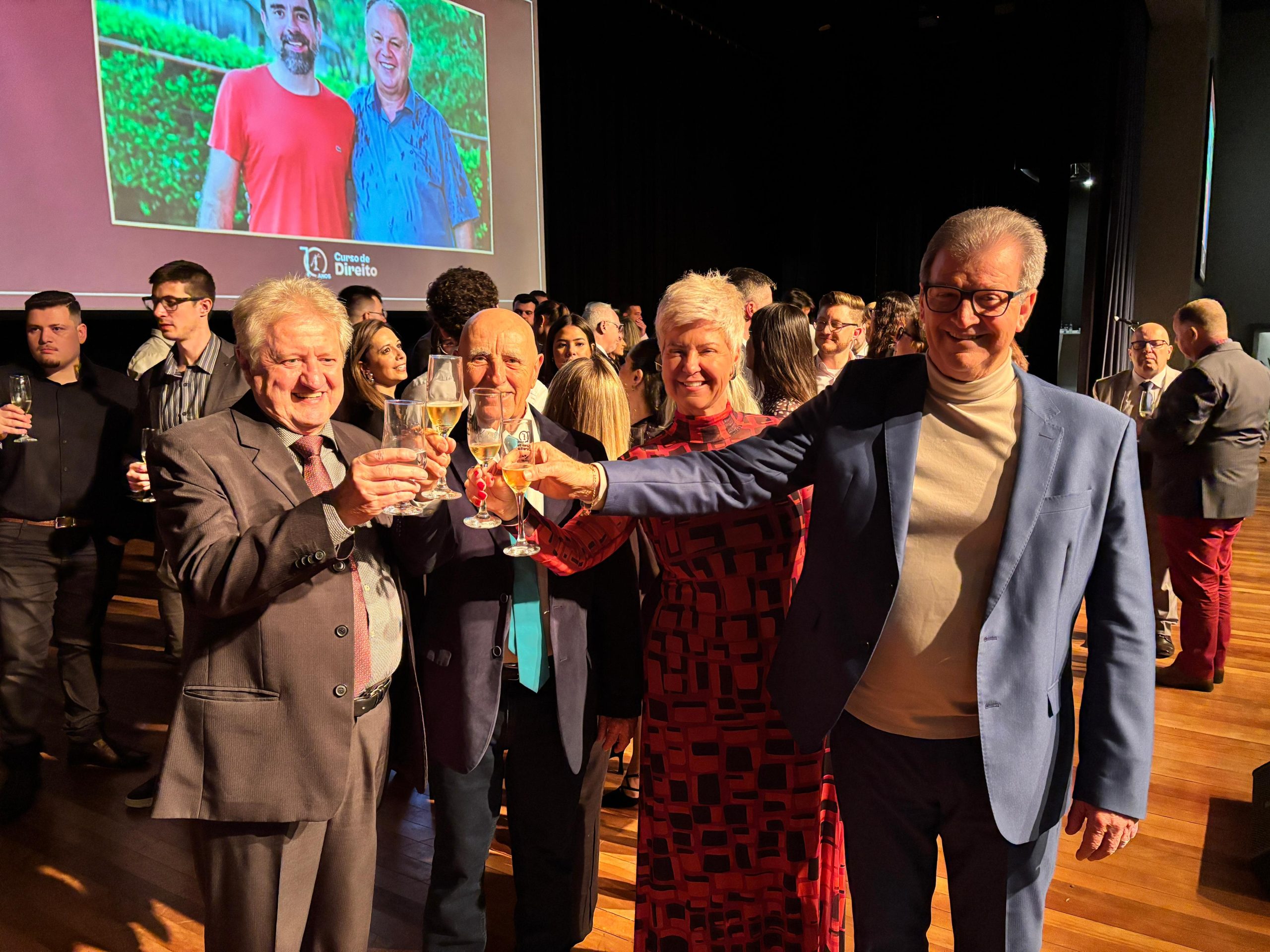 Faccat celebra 10 anos do curso de Direito com jantar festivo