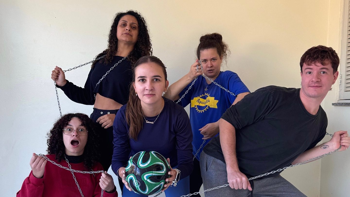 Grupo de Teatro Aquiagora estreia espetáculo 'Pessoas Normais' em Três Coroas