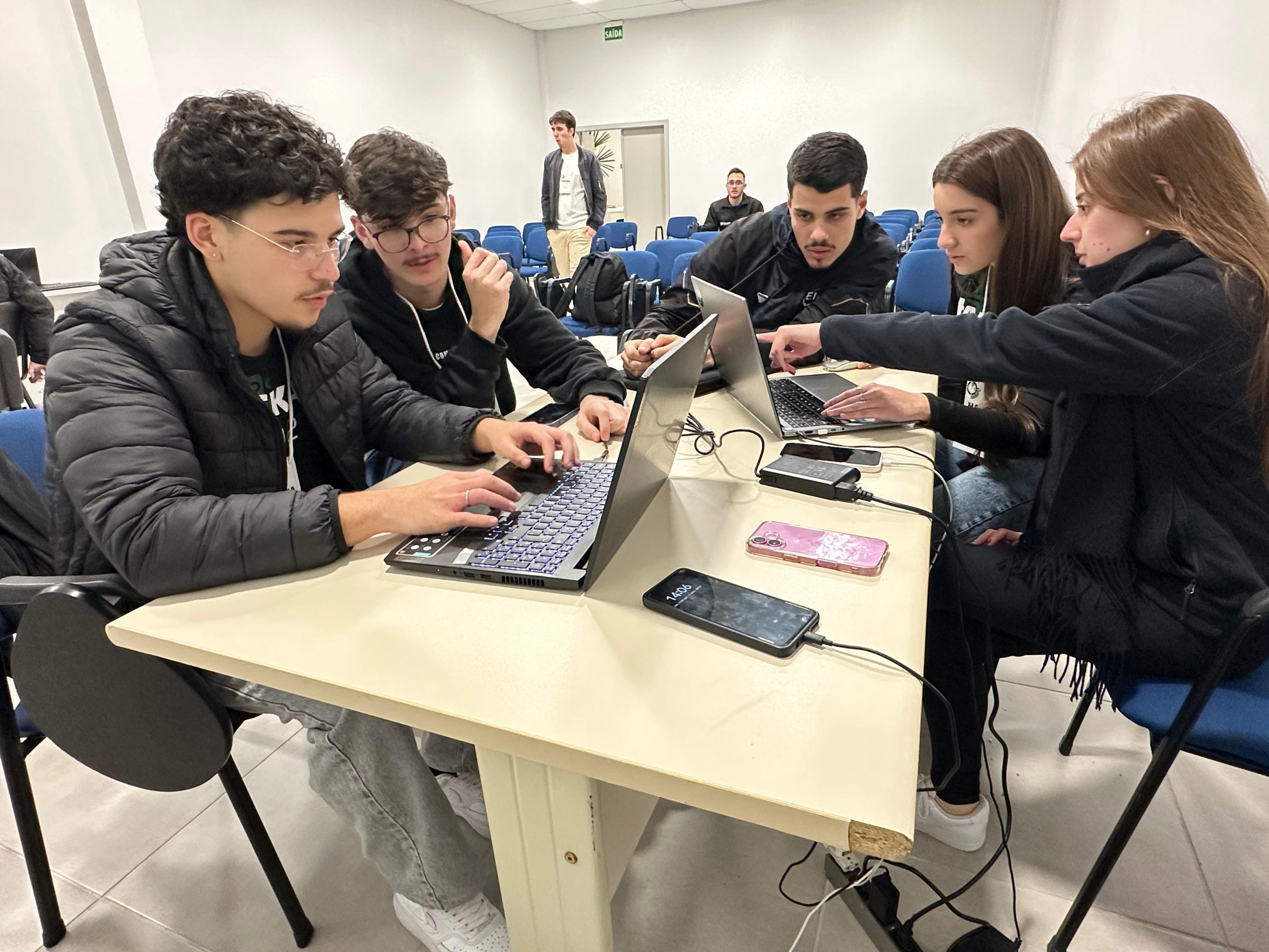 Estudantes propõem soluções inovadoras no evento Hackatime realizado na Faccat