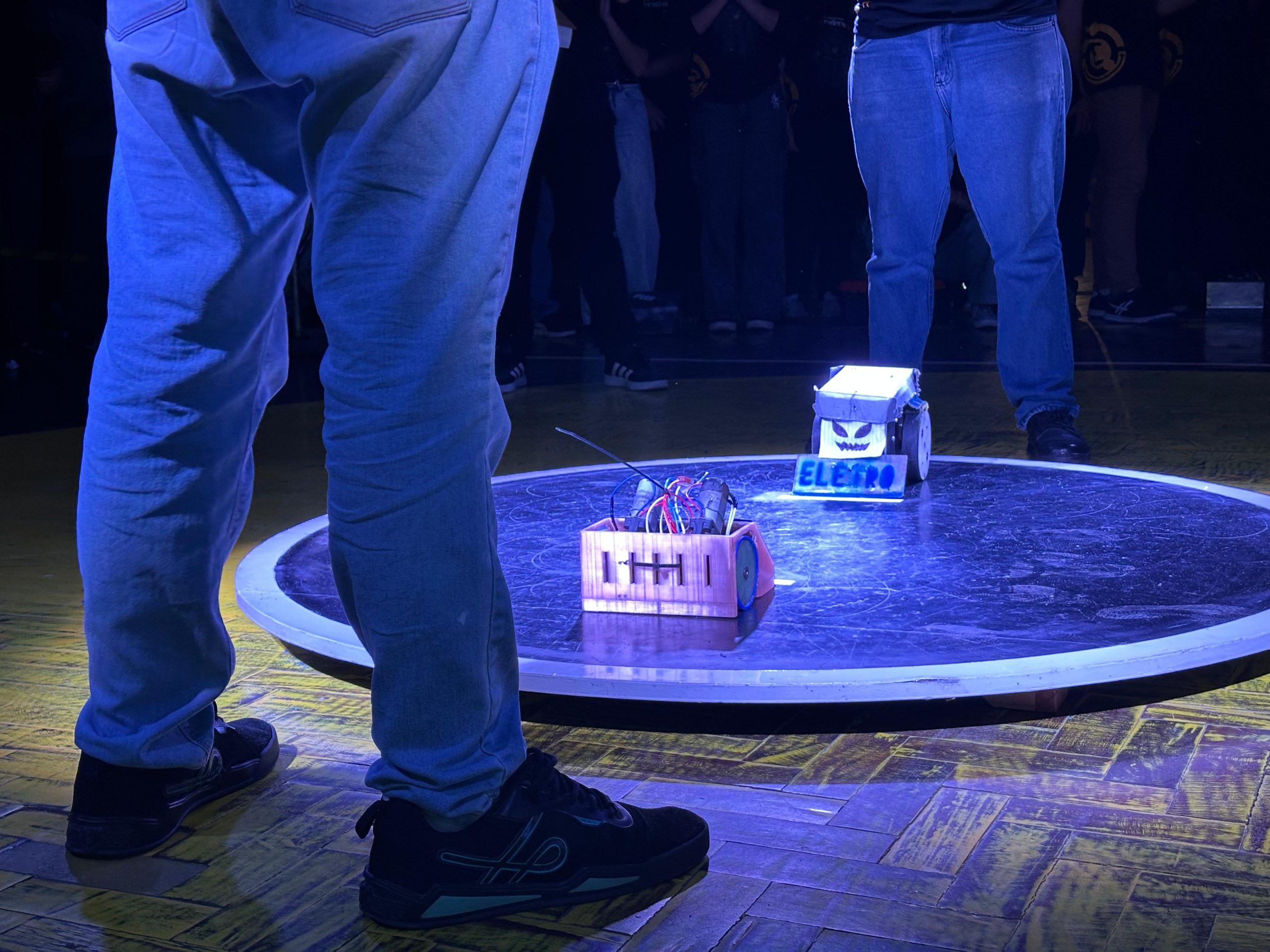 Inventividade e disputas eletrizantes marcam o 10º Campeonato de Robótica do Cimol